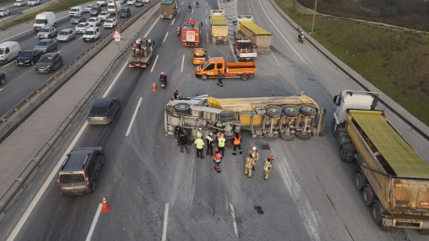 İstanbul- Eyüpsultan TEM Otoyolu'nda hafriyat kamyonu devrildi -2 /Havadan görüntüler
