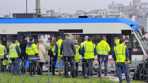 İstanbul- Eminönü'nde seyir halindeki tramvay raydan çıktı