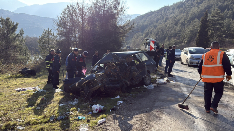 Kamyon ile otomobil çarpıştı: 1 ölü, 5 yaralı