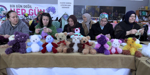 İlmek ilmek sevgi; kadınlar örüyor, çocuklar gülüyor