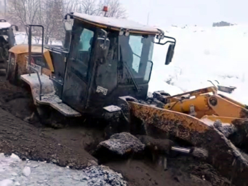 Bitlis’te köy yolunu açmaya giden iş makinesi çamura saplandı