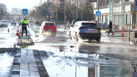 Sivas'ta ana şebeke borusu patladı; yol çöktü