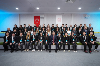 Bakan Tekin, öğrencilerin hazırladığı ‘Haberimiz Olsun’ bültenine konuk oldu