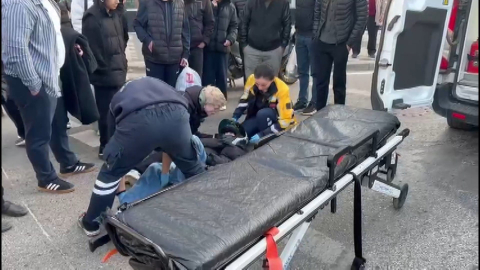 İstanbul - Sancaktepe’de motosiklet bariyere çarptı: 2 yaralı