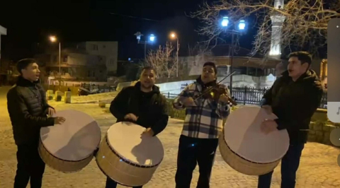 Sahura şarkı ve türkülerle kalkıyorlar