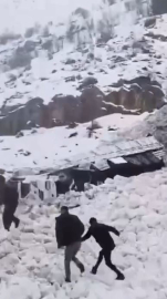 Çığ düşen kara yolunda yolcu otobüsünde mahsur kaldılar (2)