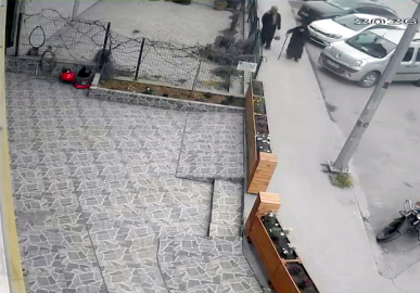 İstanbul - Avcılar’da bastonla geldi; iş yeri önündeki çiçekleri kökünden söküp çaldı