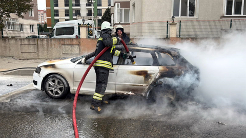 Seyir halindeki otomobil yandı, sürücü son anda kurtuldu