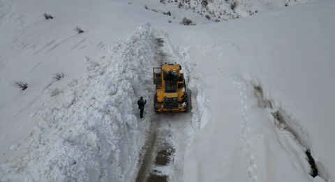 Bitlis'te 5 metreyi bulan karla mücadele