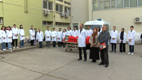 Bedenini tıp fakültesine bağışlayan emekli albayın cenazesi, törenle ailesine teslim edildi