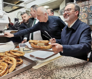 AK Parti’li Kasapoğlu, İzmir’de vatandaşlarla sahurda bir araya geldi