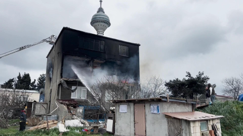 İstanbul - Büyükçekmece'de 3 katlı binada yangın; mahsur kalanlar kurtarıldı-1
