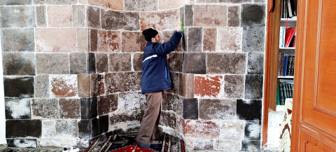 678 yıllık caminin gönüllü olarak temizliğini yapıyor