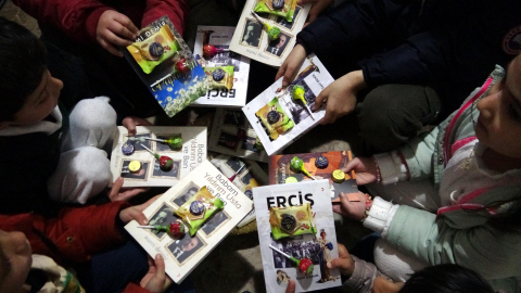 Çocuklara verdiği kitaplarının üzerine şeker ve çikolata yapıştırdı