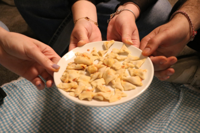 Kayseri’ye gelen Erasmus öğrencileri mantı açtı / Ek fotoğraflar
