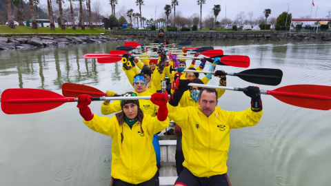 Down Sendromu Farkındalık Haftası’nda sporcular renkli çoraplarla kürek çekti