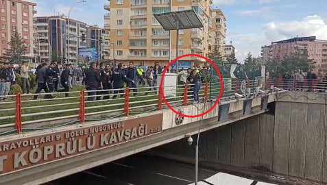 Üst geçitten atlamak isteyen kişiyi polis kurtardı