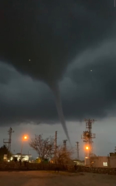 Mardin'de sağanak öncesi çıkan hortum kamerada