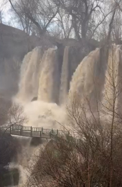 Sel suları nedeniyle Sızır Şelalesi, çamur renginde akmaya başladı