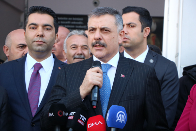 Bakan Çiftçi, Neşet Ertaş'ın kabrini ziyaret etti (2)