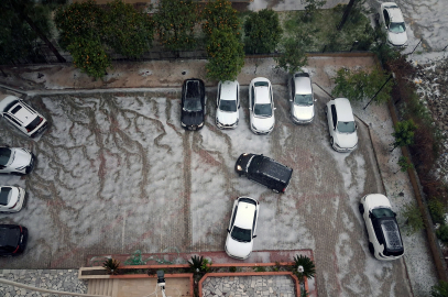 Adana’da sağanak ve dolu yağışı; cadde ve sokaklar beyaza büründü