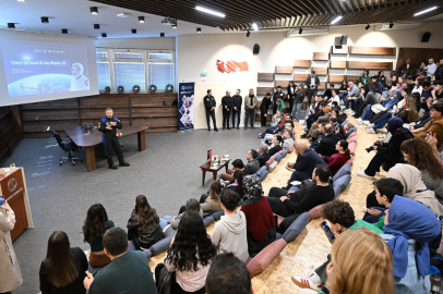 Alper Gezeravcı, Eskişehir'de üniversitelilerle bir araya geldi