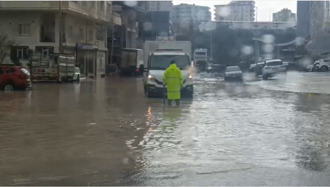 Mardin’de yarım saatlik sağanakta cadde ve sokaklar göle döndü