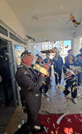 Emekliye ayrılan 40 yıllık öğretmen alkışlarla uğurlandı