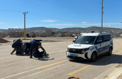 Kavga ihbarına giden polisler, çiçeklerle karşılandı