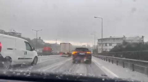 İstanbul’da dolu etkili oldu; yollar beyaza büründü