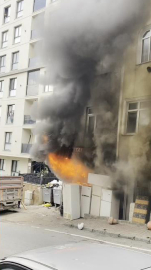 Gaziosmanpaşa’da hurdacıda çıkan yangında mahsur kalanlar duvarı delip dışarı çıktı