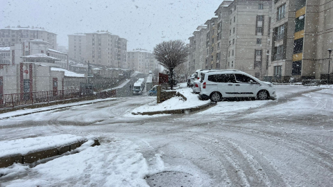 Yüksekova, kar yağışıyla beyaza büründü