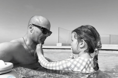 İngiliz oyuncu Jason Statham’dan sonsuzluk havuzunda poz