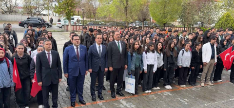 Iğdır protokolü, öğrencilerle bayrak törenine katıldı