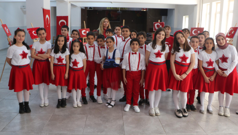 Ceviz kabuğu, fasulye, pet bardaklardan yaptıkları bayrakları sergilediler