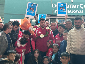 Milli güreşçi Rıza Kayaalp’e Ankara’da coşkulu karşılama