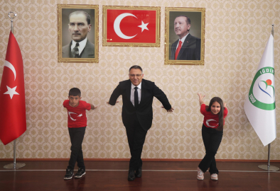 Rektörlük makamını devralan çocuklardan ‘Kartal Dansı’