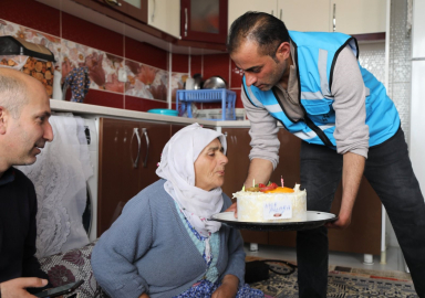 Yalnız yaşayan 75 yaşındaki kadına doğum günü sürprizi