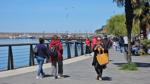 Zonguldak’ta güneşli havanın keyfini sahilde çıkardılar