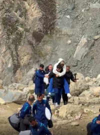 Heyelan nedeniyle 6 gündür kapalı olan Hakkari-Van kara yolu, kontrollü ulaşıma açıldı (2)