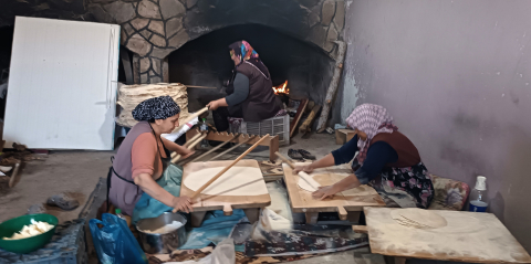 Depremzede kadınlar yufka ekmek ile aile ekonomilerine katkı sağlıyor