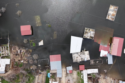 Baraj kapakları açıldı, boşaltılan 10 ev su altında kaldı