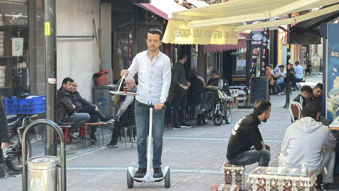 Her gün 25 bin adım atan çaycı, hoverboard ile çay servisine başladı