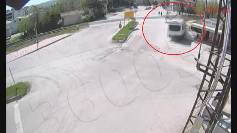 Alkollü sürücünün yaptığı kaza kamerada; 2 öğrenci son anda kurtuldu