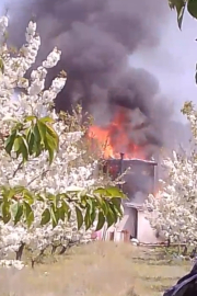 Amasya'da 2 katlı ev ve depo alev alev yandı