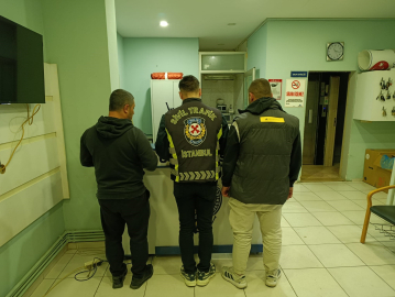 Büyükçekmece'de eşinin tartıştığı sürücüyü tehdit edip otomobiline zarar verdiler