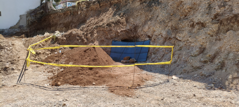 Hatay'da belediyenin kazısında kaya mezarı bulundu