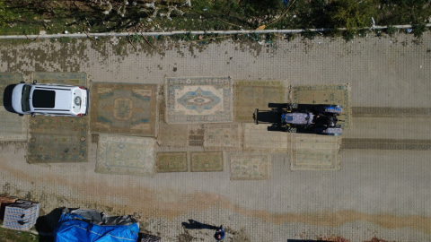 Yollarda eskitilip, antika görünümü kazandırılan Demirci halıları, Avrupa'ya ihraç ediliyor