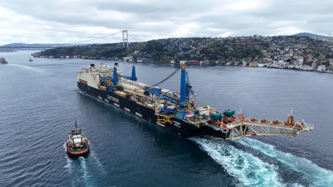 Kablo döşeme gemisi İstanbul Boğazı'ndan geçiyor; trafik çift yönlü askıya alındı - 2  / Havadan görüntülerle