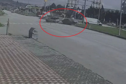 Hafif ticari araçla otomobilin çarpıştığı kaza kamerada